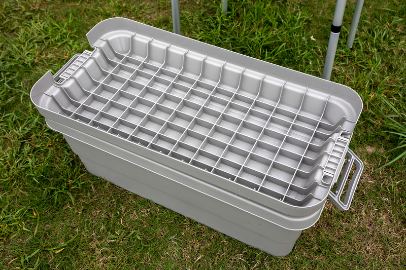 このケースはアウトドア派の方に人気。フタをひっくり返してセットし、さらに板を敷いて平らな面を作ることで、テーブルとして使うという使用法もある