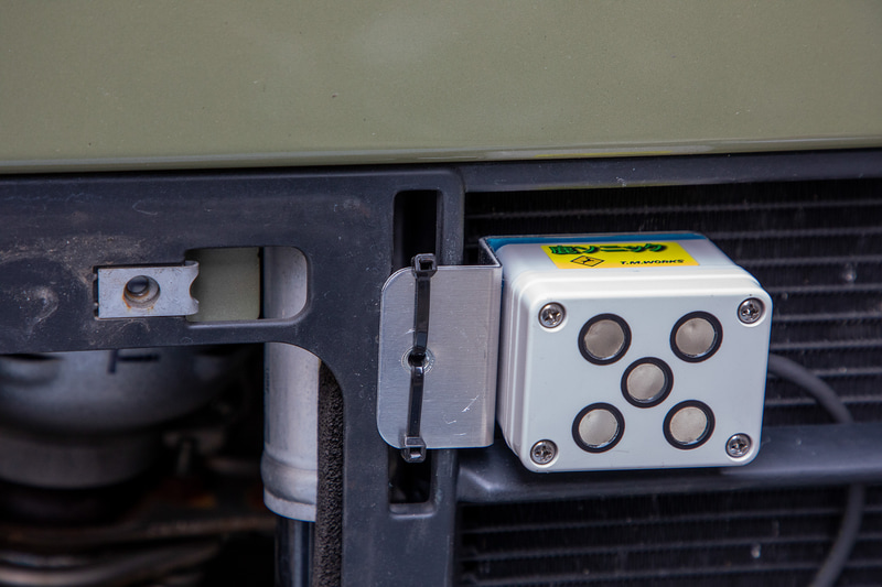 以前紹介した一体式の鹿ソニック。専用ステーでこのように装着。通常はクルマの配線から電源を取るが、9V乾電池でも駆動できるのでキャンプではクルマから外してサイトまわりの鹿除けとしても使える