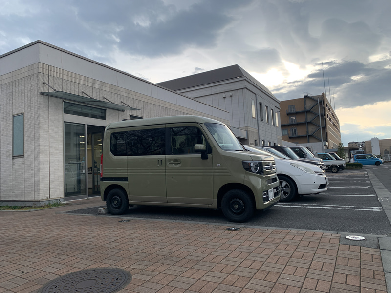 写真の位置への取り付けは鹿ソニックがバンパーより飛び出るので、保安基準的な問題がないか軽自動車検査協会に相談しにいった。結果はエアロパーツと同様の扱いになるので問題ないとのことだった。ただ、取り付けにあたって突起物扱いになるネジ（蝶ネジなど）を使うとNGだし、検査員によっては違うジャッジになることもあるそうなので、写真のように付ける際は最寄りの軽自動車検査協会へ相談することを勧める