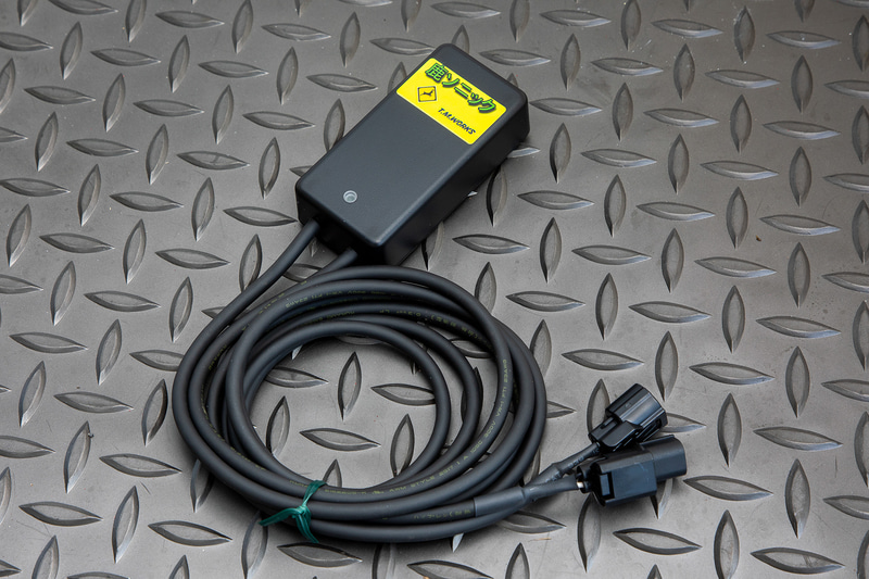 アンプ部はエンジンルームにセット。電源配線も付属していてアクセサリー電源線への接続とマイナスアースを落とすだけ