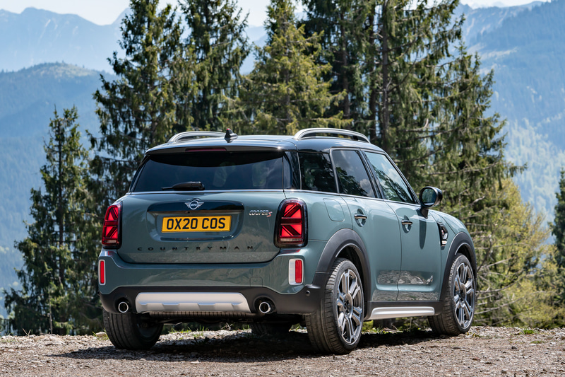 新型MINI クロスオーバーはエクステリアデザインを刷新。角形のLEDヘッドライトや、ユニオン・ジャックをモチーフとしたリアLEDコンビネーションライトなどを採用