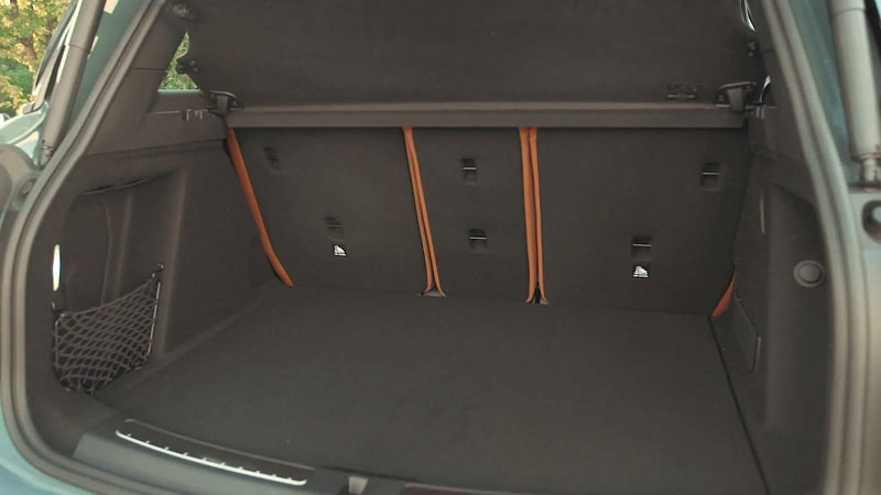 ラゲッジルーム。容量は450L～1390L