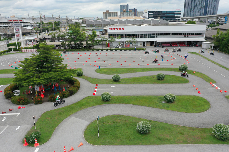 交通教育センターでの実技トレーニングの様子（タイ）