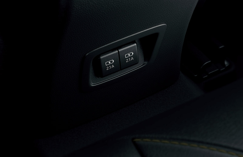 カローラ HYBRID S、HYBRID G-Xには、充電用USB端子3個が標準装備となった