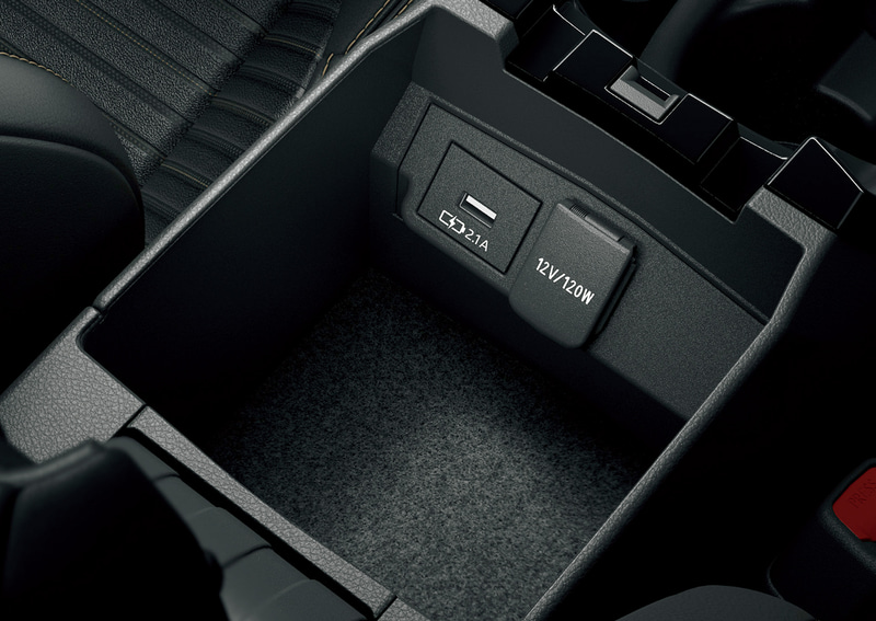 カローラ HYBRID S、HYBRID G-Xには、充電用USB端子3個が標準装備となった