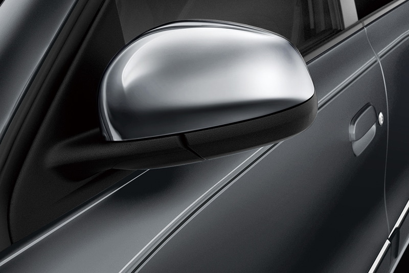 クロームドアミラーカバー、TWINGO ロゴ入りのボディ同色サイドプロテクションモール、16インチアロイホイールといった専用アイテムを着用