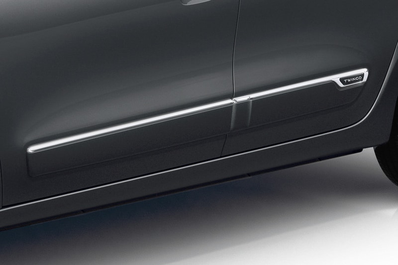 クロームドアミラーカバー、TWINGO ロゴ入りのボディ同色サイドプロテクションモール、16インチアロイホイールといった専用アイテムを着用