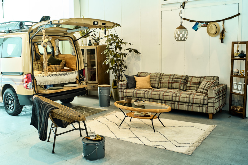 このモデルだけの特別なギミックとして、リアハッチを開けた最後部にフラップ式のベンチを採用。2段構造になっている下部の荷物を隠す蓋としても機能し、出先では展開して座れる