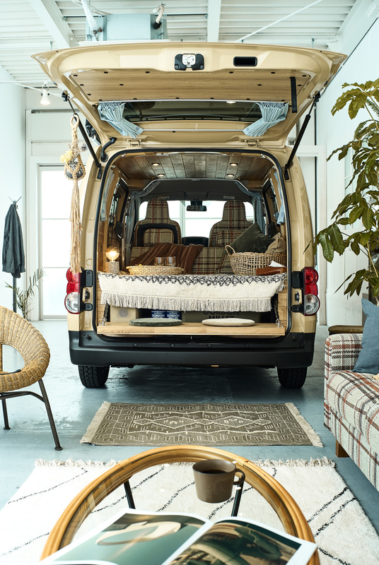 「クルマの中のリビングルーム」というコンセプトに違わぬ居住性や快適さを実現。シンプルでありながらフレキシブルにモードチェンジできる車内構造とした。大人がゆったりと寝られるベッドモードや複数人で食卓を囲めるテーブルモード、車内でくつろぎながらハッチを開け外の景色を楽しめるカウチモードなど、過ごし方に合わせたさまざまな形態をすべて車内でつくることが可能