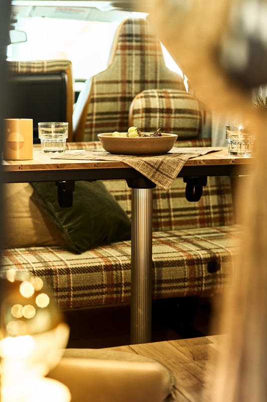 車内に用いる天然木にjournal standard Furnitureの家具に取り入れられている「オーク」を採用。通常モデルで採用している「ホワイトウォルナット」に比べて明るくあたたかみがあり、柔らかい印象を与えてくれる。クルマの中でありながら閉塞感がなく、家の一室を持ち込んだような車内空間づくりの大きなファクターとなる素材。使い込んでいくことでより深みを増し、オンリーワンな味わいを強めていくのも特徴。さらに、床面などの水や汚れがつきやすい箇所には防水・防汚のフロアシートを配置しているので手入れも簡単