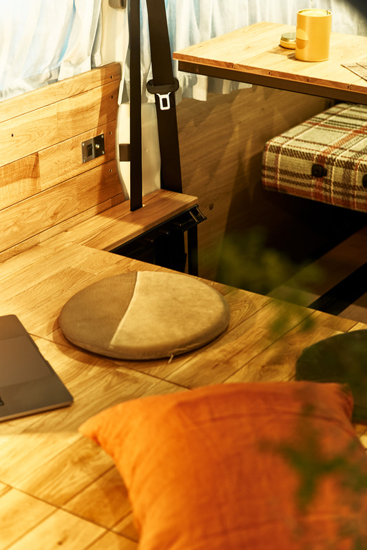 車内に用いる天然木にjournal standard Furnitureの家具に取り入れられている「オーク」を採用。通常モデルで採用している「ホワイトウォルナット」に比べて明るくあたたかみがあり、柔らかい印象を与えてくれる。クルマの中でありながら閉塞感がなく、家の一室を持ち込んだような車内空間づくりの大きなファクターとなる素材。使い込んでいくことでより深みを増し、オンリーワンな味わいを強めていくのも特徴。さらに、床面などの水や汚れがつきやすい箇所には防水・防汚のフロアシートを配置しているので手入れも簡単