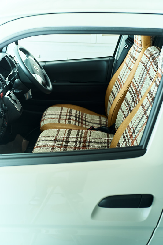 通常モデルにはないさまざまな付属アイテムが用意され、シートカバーと共地のクッションに加え、フローリング部に敷くことのできるラグ、車内に設置して映画などを映せるロールスクリーンなど、いずれも車内空間をよりリビングルームに近く、快適に過ごすためのアイテムばかり。もちろん、シームレスに自宅でも使えるものになっている。また、車中泊時のプライバシー確保に欠かせないカーテンも、通常モデルから変更したデニム製カーテンを標準装備する