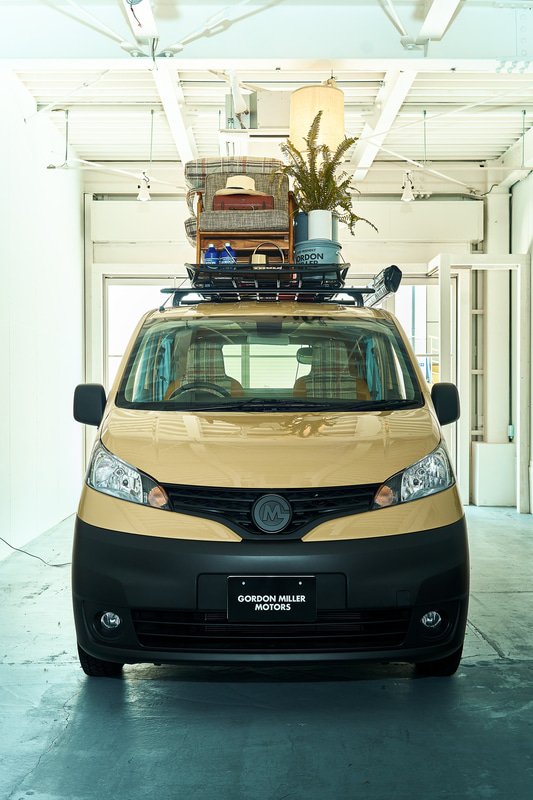 車内に用いる天然木にjournal standard Furnitureの家具に取り入れられている「オーク」を採用。通常モデルで採用している「ホワイトウォルナット」に比べて明るくあたたかみがあり、柔らかい印象を与えてくれる。クルマの中でありながら閉塞感がなく、家の一室を持ち込んだような車内空間づくりの大きなファクターとなる素材。使い込んでいくことでより深みを増し、オンリーワンな味わいを強めていくのも特徴。さらに、床面などの水や汚れがつきやすい箇所には防水・防汚のフロアシートを配置しているので手入れも簡単