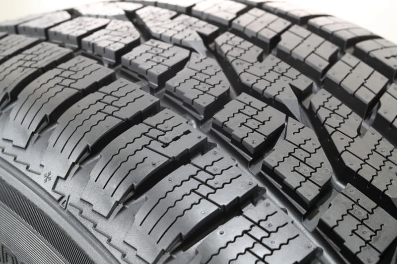 IN側は3Dグリップサイプやジグザグブロックでスノー性能を重視