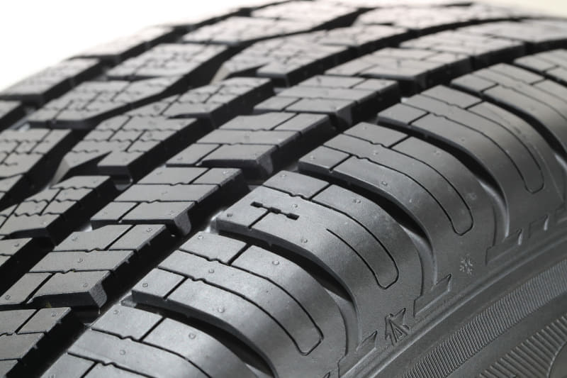 OUT側にも3Dグリップサイプが入るがその量は少なく溝底補強ブロックや周方向連結ブロックによってドライ・ウェット性能を重視