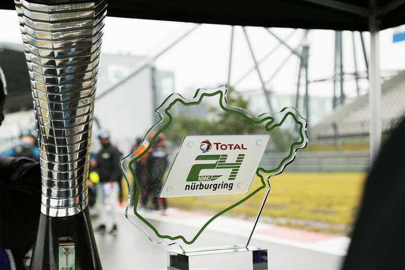 ニュルブルクリンク24時間耐久レースの優勝トロフィー