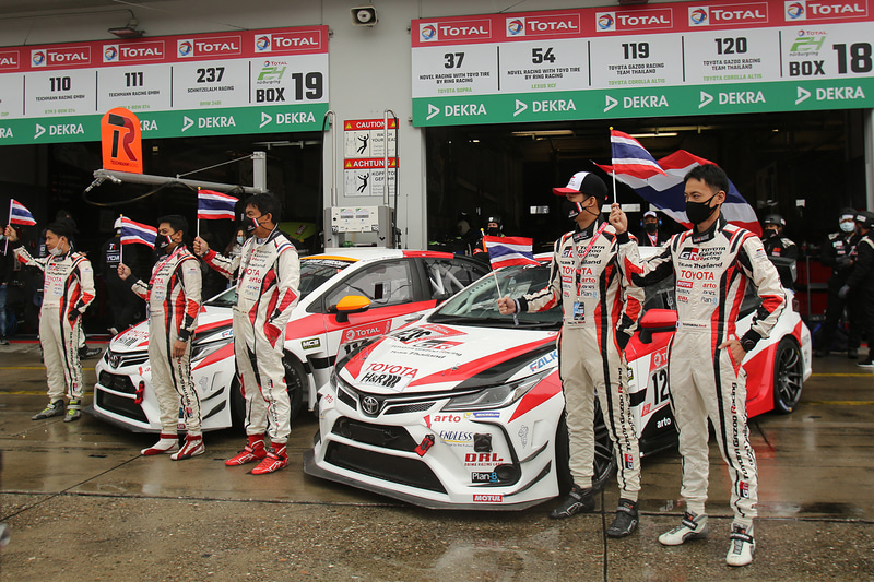 ゼッケン120番 トヨタカローラアルティスでTOYOTA GAZOO Racing team THAILANDから参戦した河村直樹選手（右端）