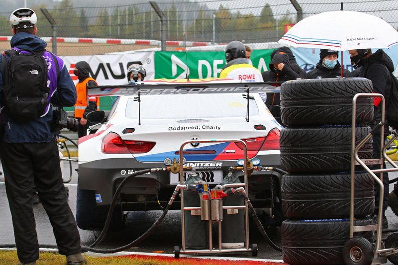 スタート前、悪天候に各チームはタイヤ選択に悩まされる