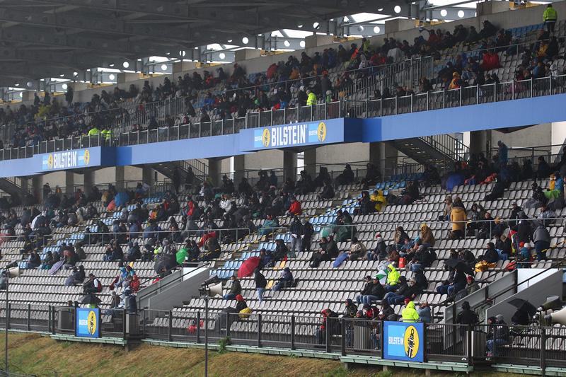 スタート前のメインスタンドとメルセデスタワーからの情景。新型コロナウイルス感染拡大の影響によりガラガラの観客席