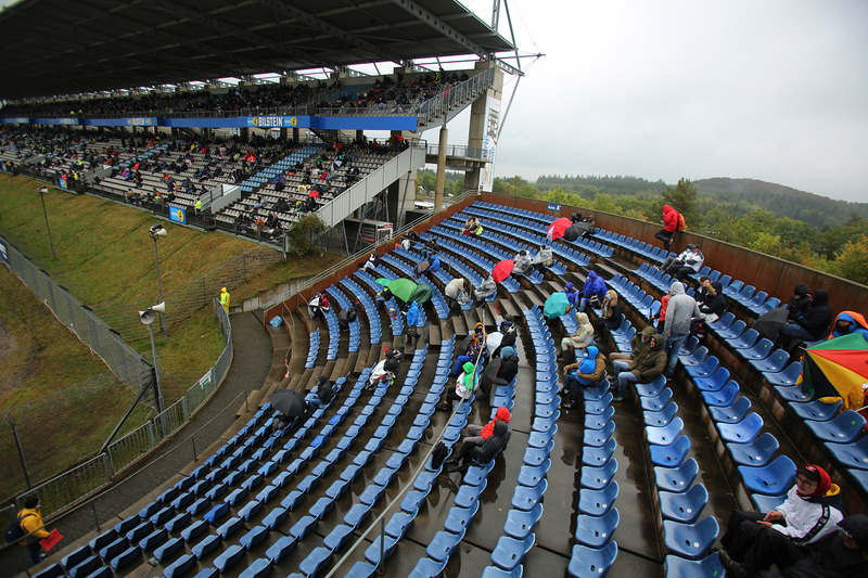 スタート前のメインスタンドとメルセデスタワーからの情景。新型コロナウイルス感染拡大の影響によりガラガラの観客席