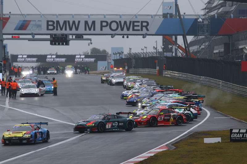 各車フォーメーションラップへ移動を開始