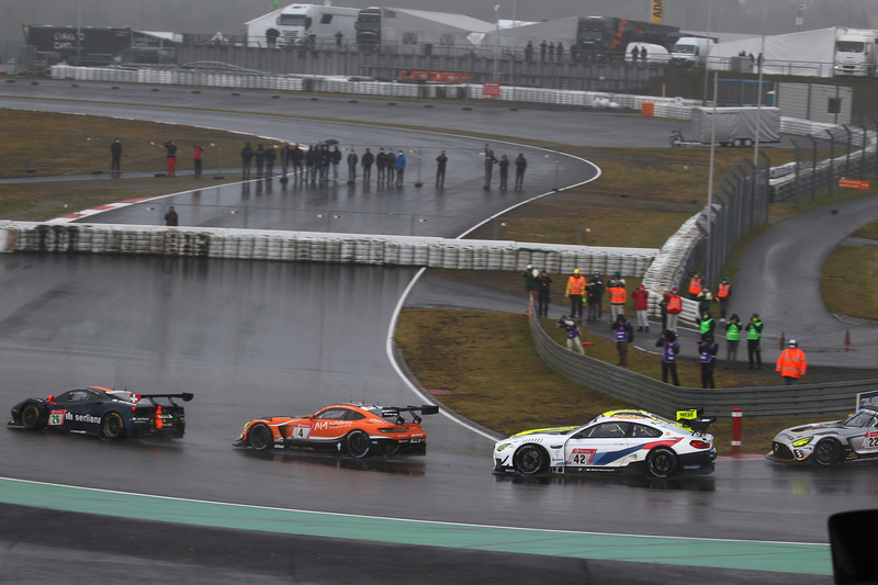 ゼッケン26番のフェラーリ 488 GT3（Mj20）が1コーナーをトップで駆け抜ける