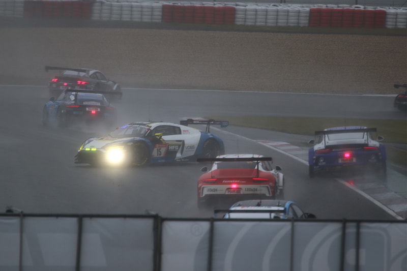 視界もわるく滑りやすいコンディションにより序盤からスピンやクラッシュが続出。スピンするゼッケン15番のアウディ R8 LMS GT3