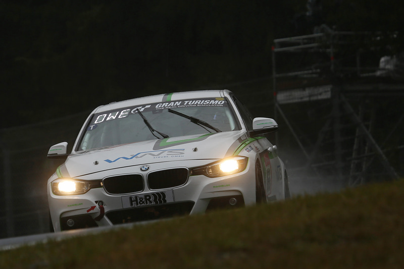 スタートに向けピットアウトするゼッケン166番  関豊組のBMW F30 330i（Manheller Racing）