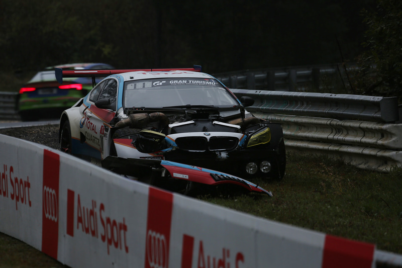 スピン～クラッシュしたゼッケン100番のBMW M6 GT3とその回収作業