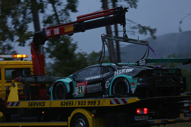 ゼッケン21番のランボルギーニ ウラカンGT3 Evoの回収