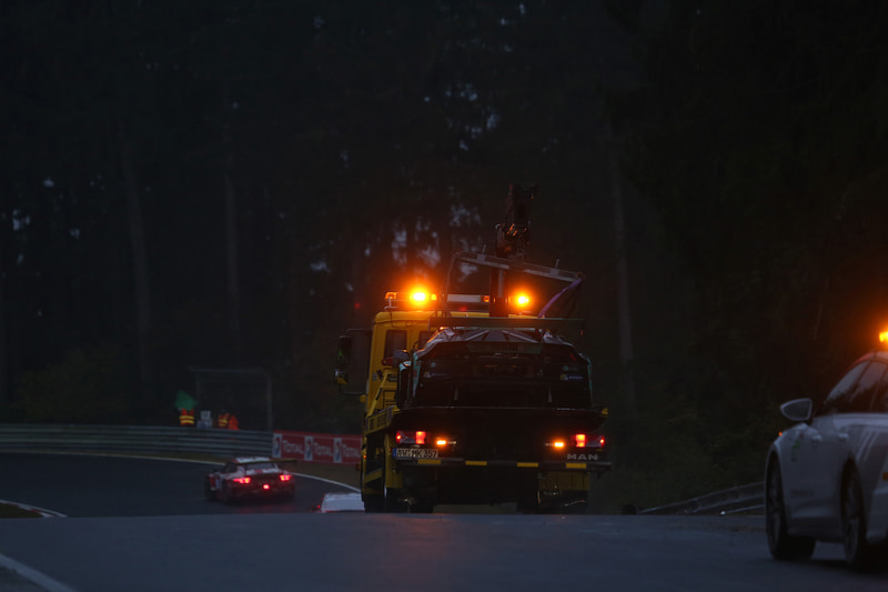 ゼッケン21番のランボルギーニ ウラカンGT3 Evoの回収