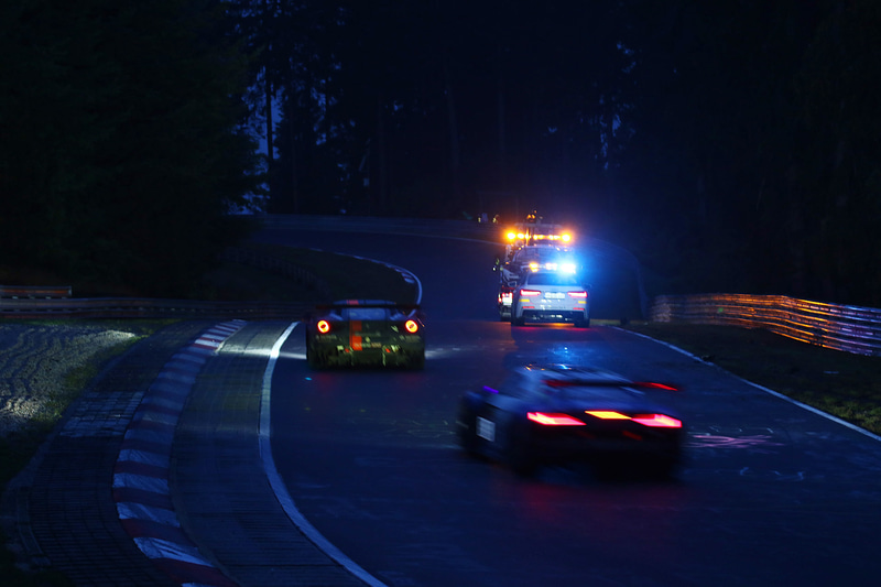 スピン～クラッシュしたゼッケン100番のBMW M6 GT3とその回収作業