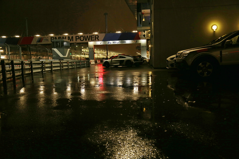 レース中断中の夜中のピットとガレージ