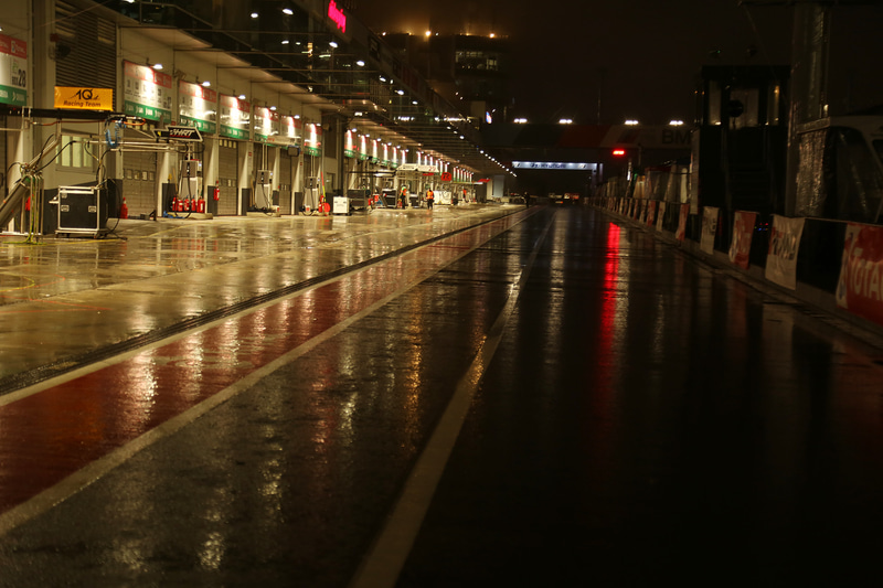 レース中断中の夜中のピットとガレージ