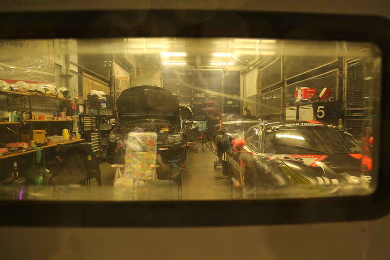 レース中断中の夜中のピットとガレージ