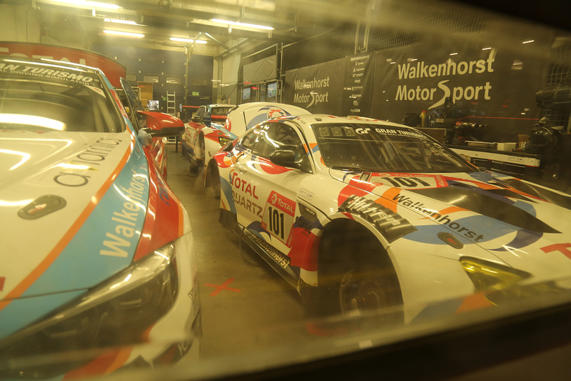 レース中断中の夜中のピットとガレージ