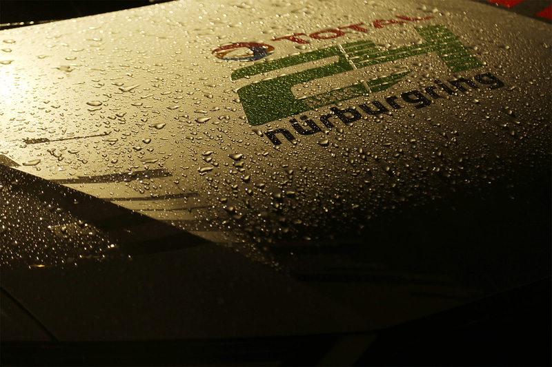 レース中断中の夜中のピットとガレージ