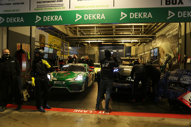 レース中断中の夜中のピットとガレージ