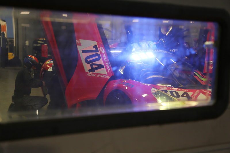 レース中断中、ピットにたたずむゼッケン704番