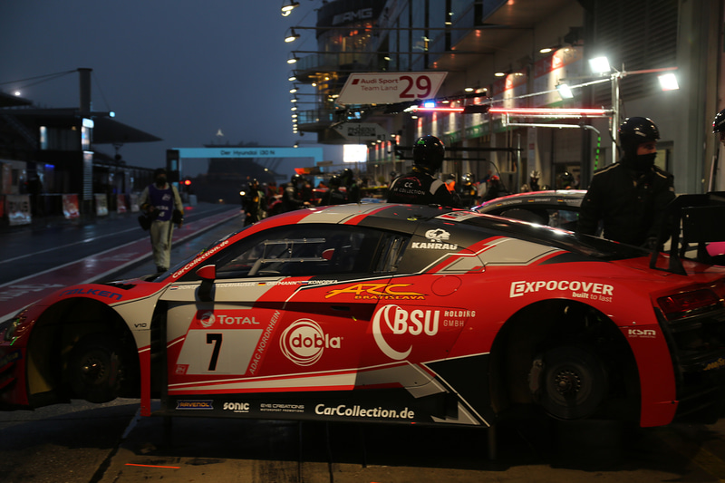 レース中断中の夜中のピットとガレージ