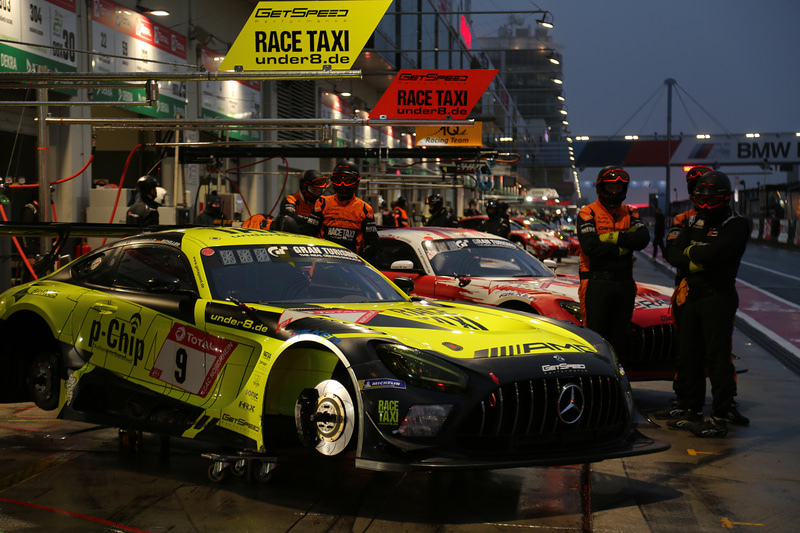 レース中断中の夜中のピットとガレージ