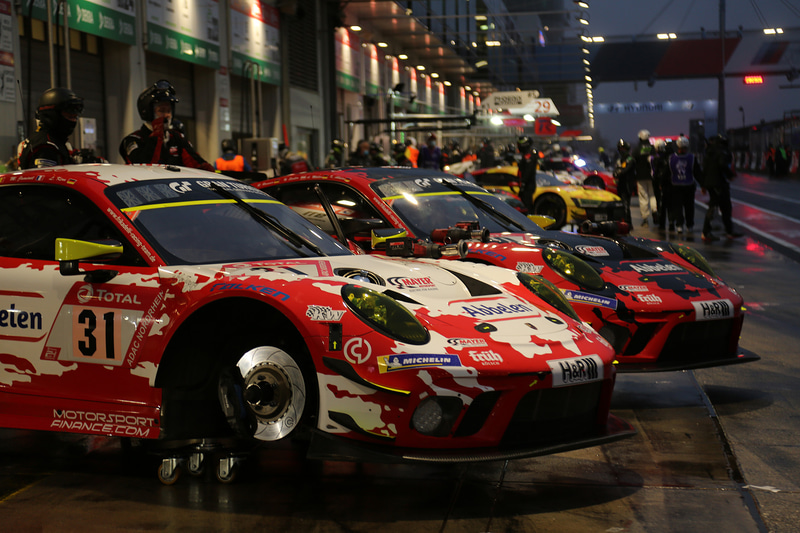 27日朝7時半前にピットがオープン、グリッドに向かうためピットを出るマシンら