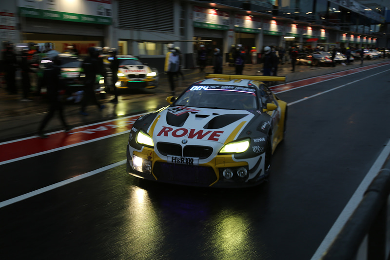 27日朝7時半前にピットがオープン、グリッドに向かうためピットを出るマシンら