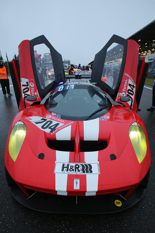 グリッドにつくゼッケン704番 スクーデリア・キャメロン・グリッケンハウス SCG 004c