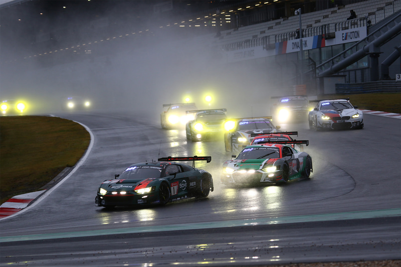 再スタート、ゼッケン1番のアウディ R8 LMS GT3がトップで1コーナーをクリア