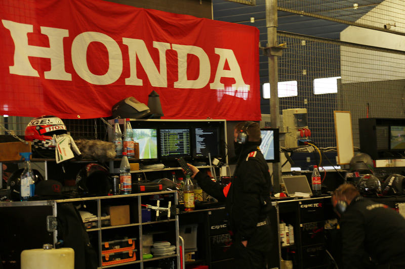 Team Castrol Honda Racingのガレージとピット