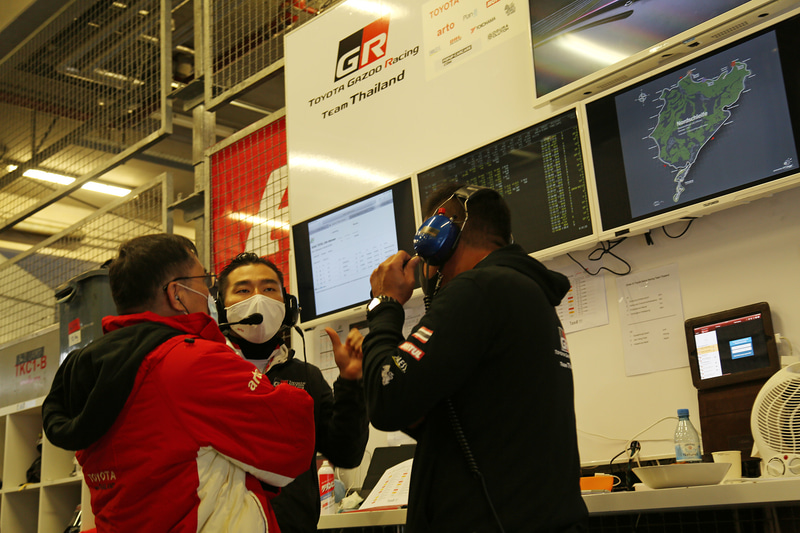 ゼッケン120番 トヨタカローラアルティスでTOYOTA GAZOO Racing team THAILANDから参戦した河村直樹選手（右端）