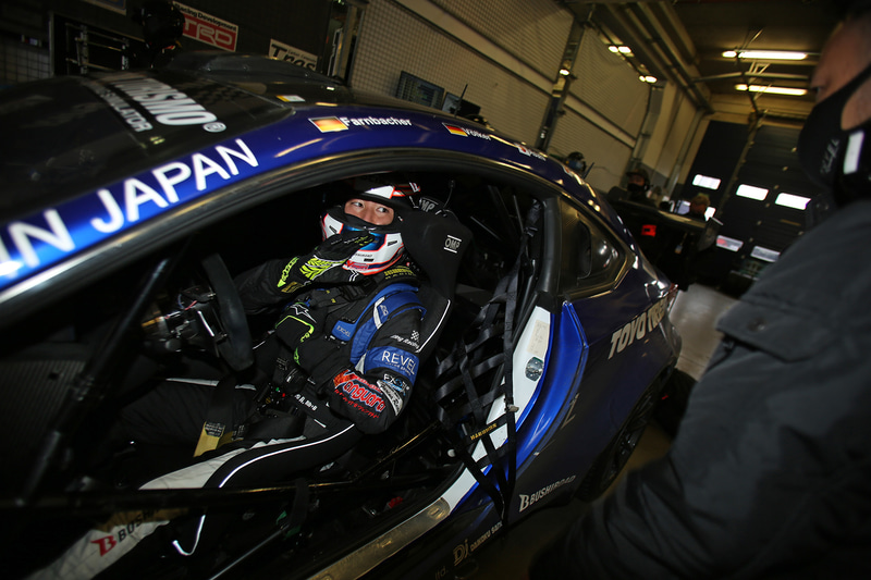 レクサス RC Fのコクピットの朝日ターボ選手