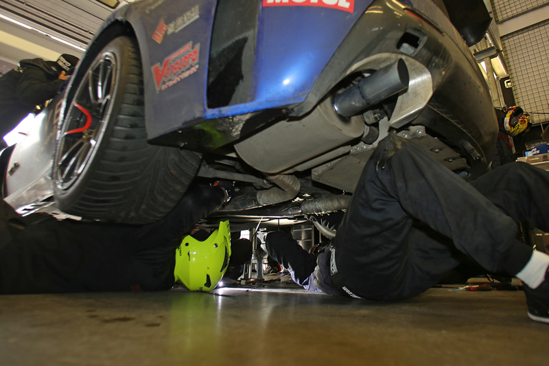 27日の10時30分ごろ、レクサス RC Fのエキゾーストのトラブルを直すNovel Racing with Toyo Tires by Ring Racingのガレージ