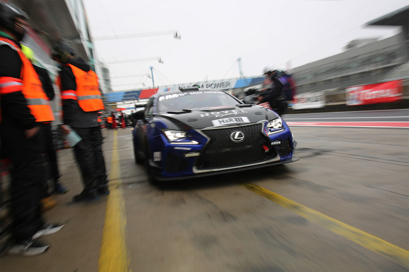 ピットアウトするレクサス RC F